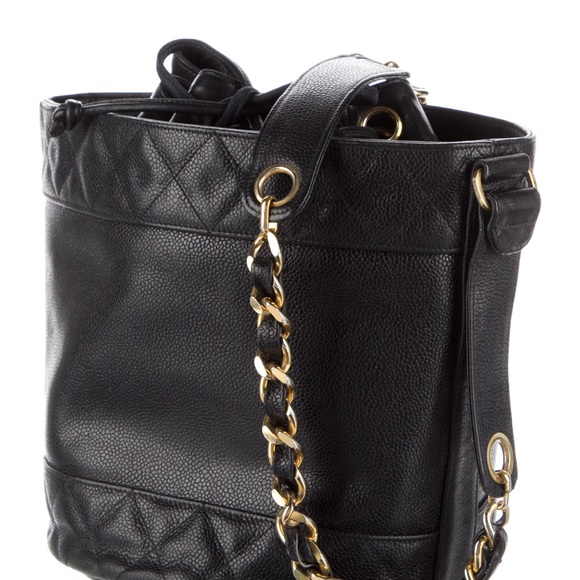 Chanel bucket bag with gold chain strap - Picture 3 of 15